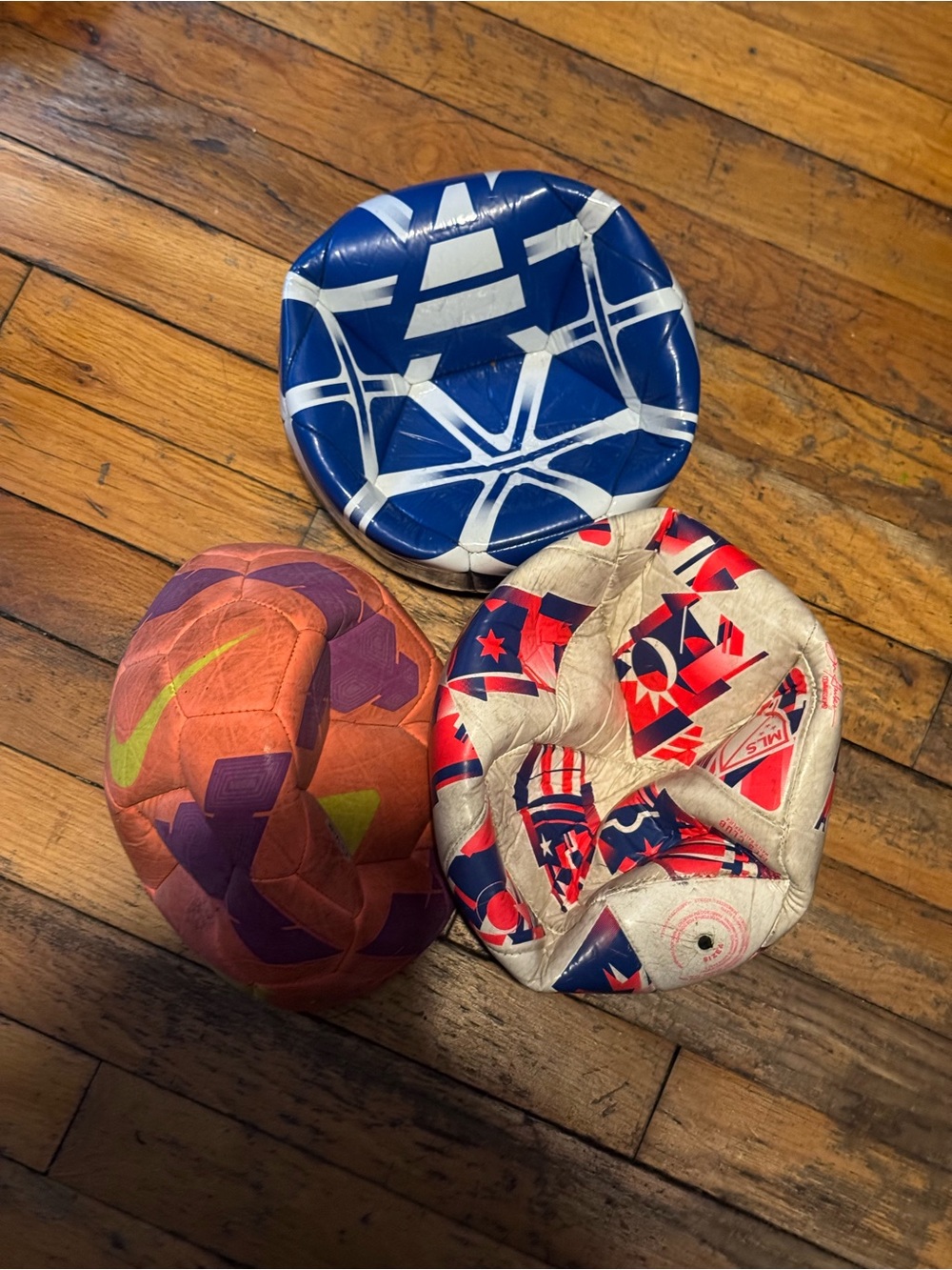 Set of 3 size 4 soccer balls